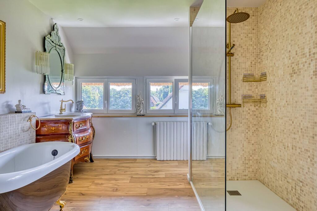 Maison de charme à vendre : Prestations haut de gamme, environnement calme et cadre paysager soigné.