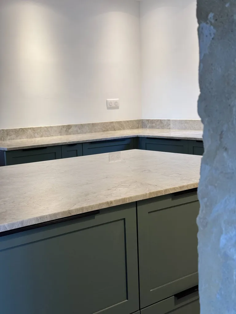 Plans de travail et ilot central en Quartzite Taj Mahal à Saint Etienne du Grès