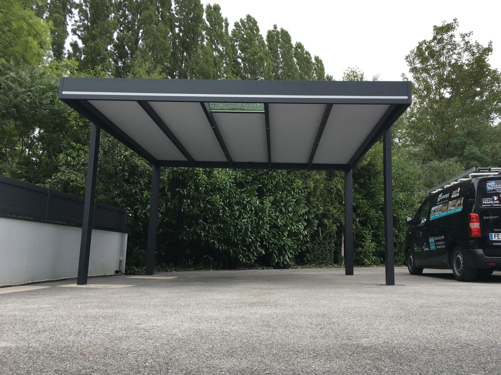 Création et pose d’un carport indépendant à quatre pieds en alu pour deux voitures de 5m x 5m au showroom SB Concept à Danjoutin près de Belfort