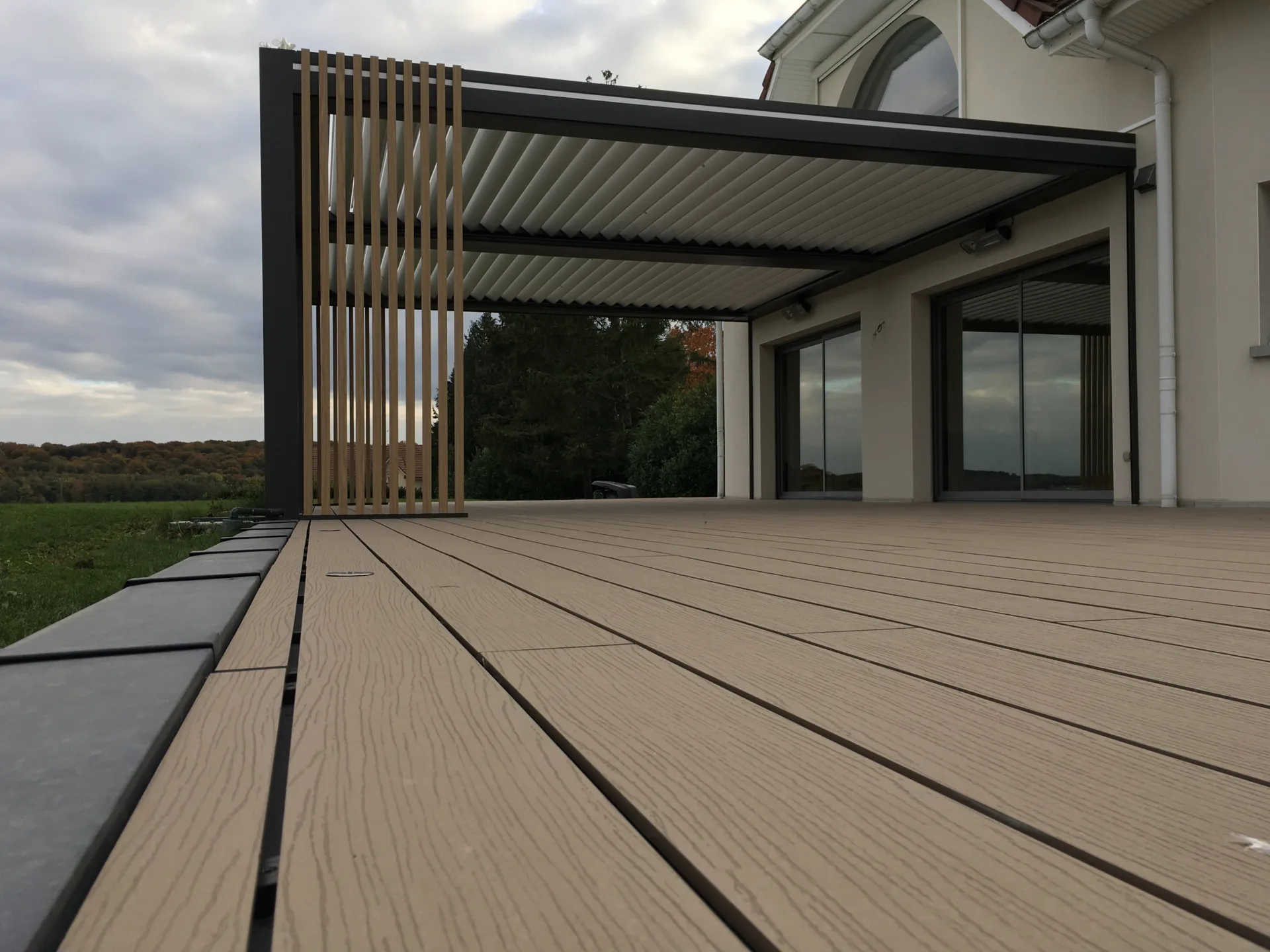 Vente et pose de pergola bioclimatique aluminium double module laqué teinte noir 2100 sablé attenante à la maison à Dorans près de Belfort