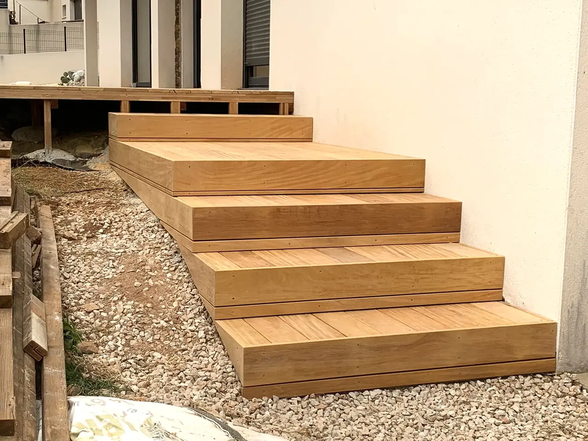 Création d’un escalier en bois exotique sur-mesure pour élégance naturelle et fonctionnalité à Bessan