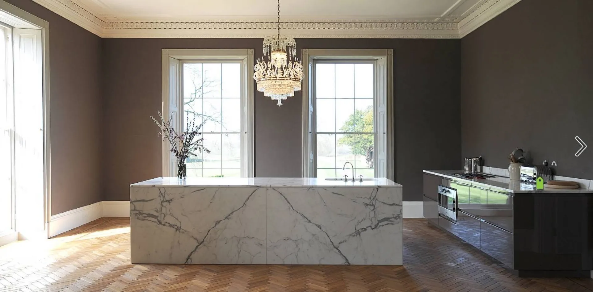 Plan de travail de cuisine en marbre blanc statuaire extra dans un appartement parisien haussmannien