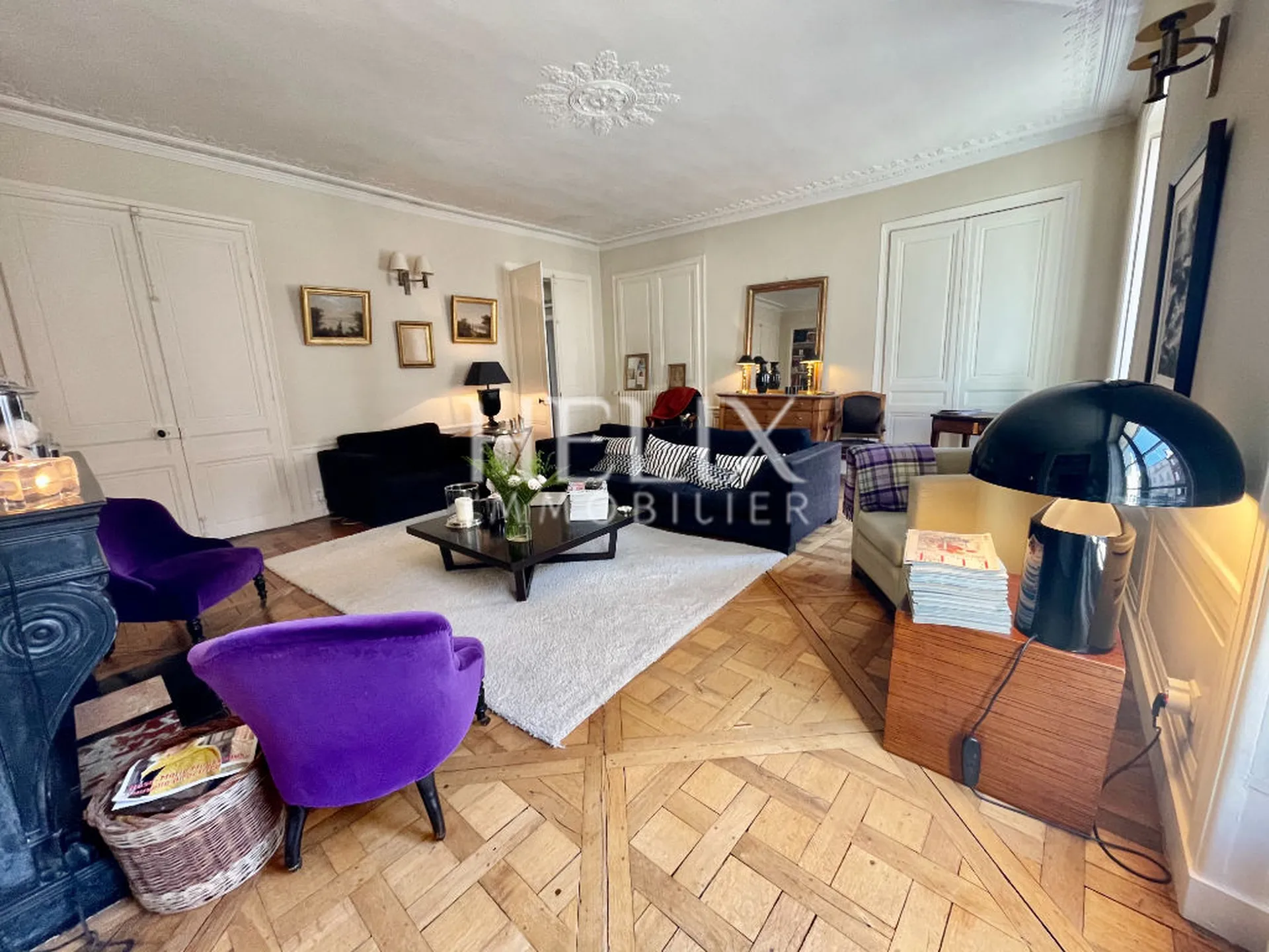 Rare dans la rue de Lorraine un appartement ancien avec cheminée, parquet, moulures et un garage