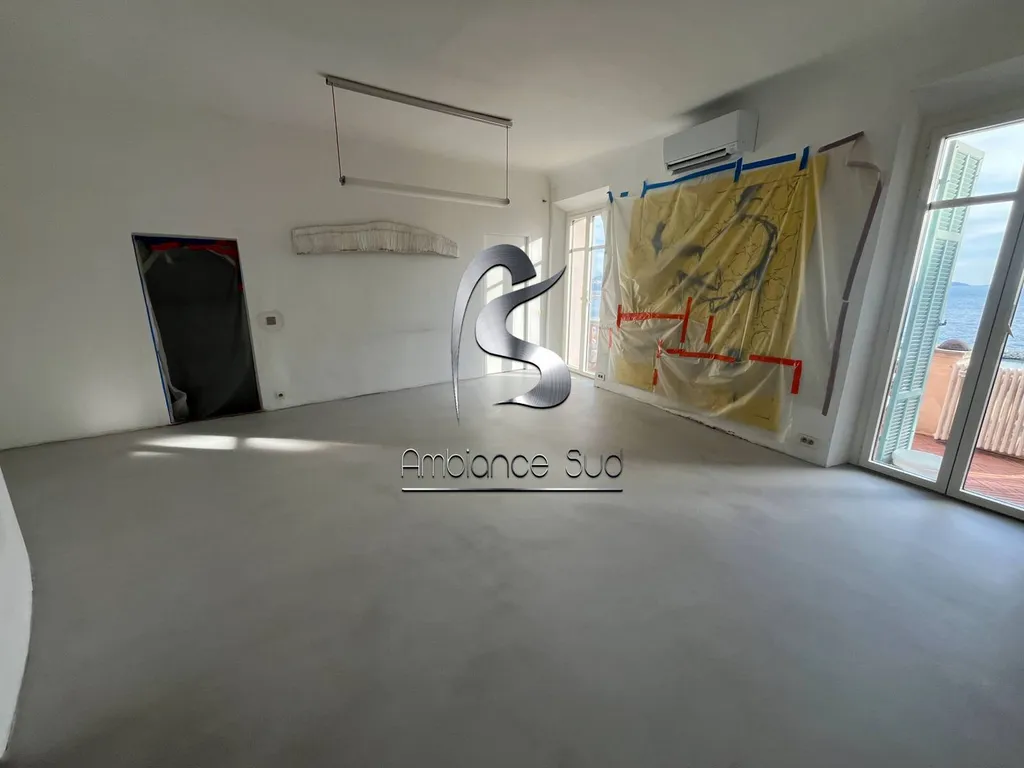 Rénovation du sol d’un appartement en résine minérale effet dalle quartz à La Ciotat dans les Bouches du Rhône