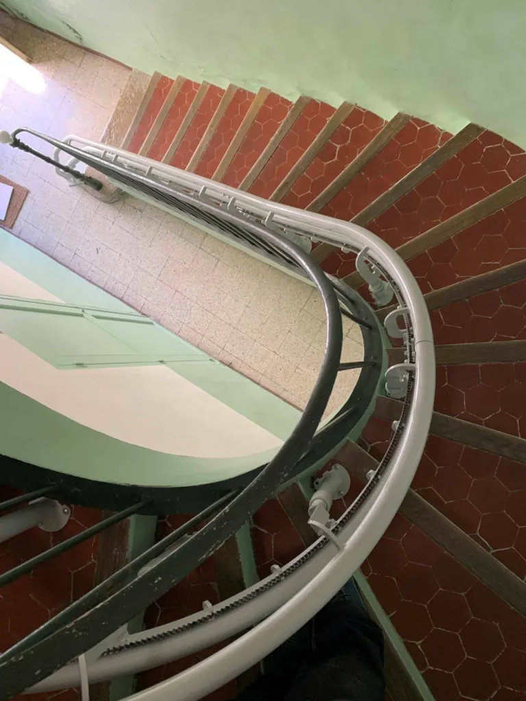 Adirez les courbes du rail de ce fauteuil monte-escaliers OTOLIFT TWO dans une maison de ville à Gardanne près d'Aix en Provence
