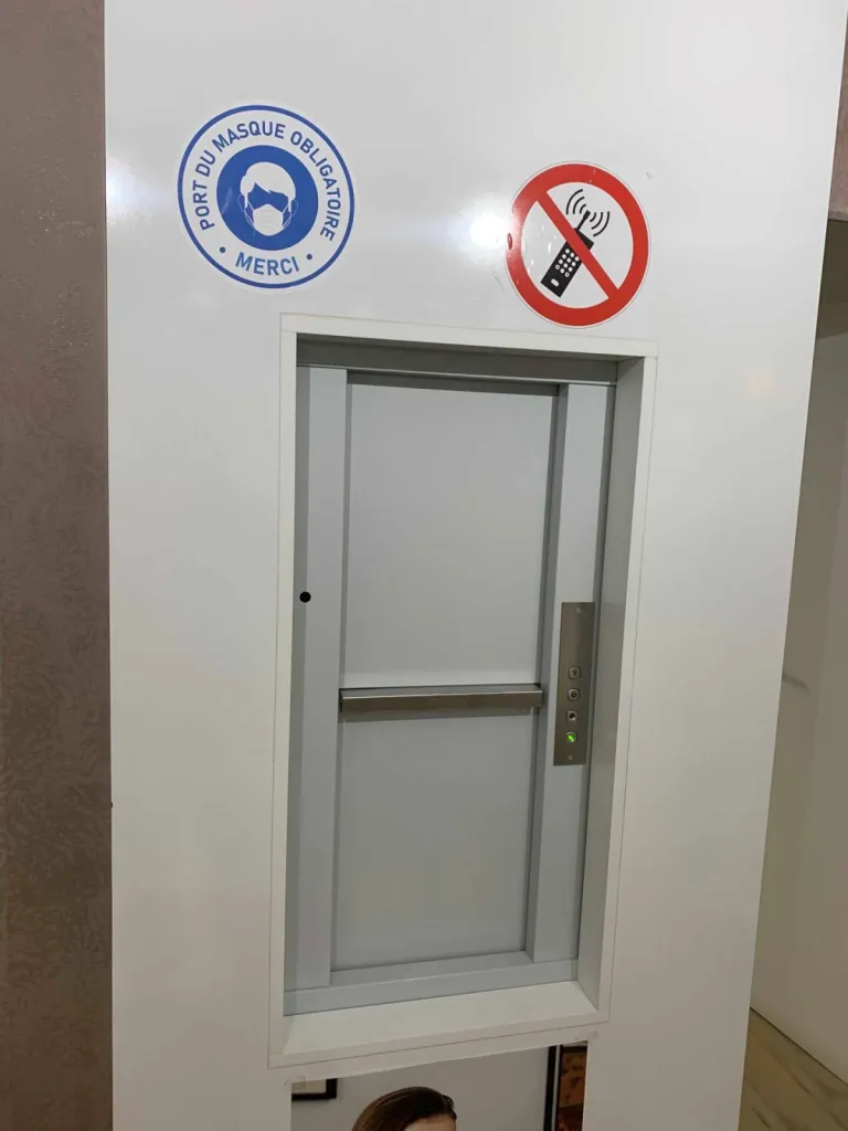 Le monte plats hydraulique HIDRAL contribue au confort des équipes de ce cabinet dentaire à Marseille