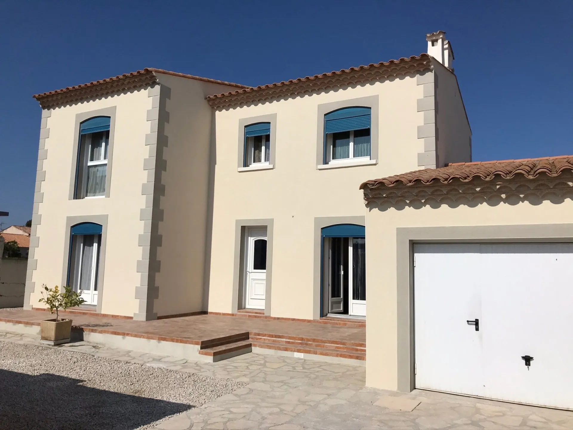 Rénovation des façades en finition gratté fin d’une maison située à Frontignan entre Sète et Montpellier 