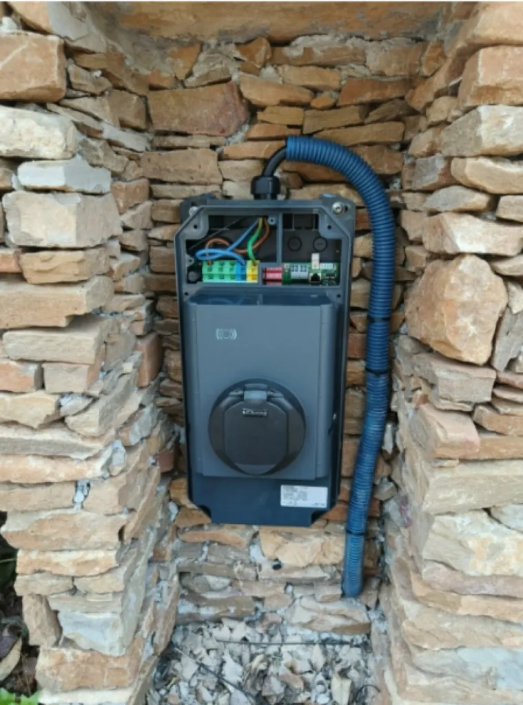 Pose de votre borne de recharge pour votre voiture électrique par Provence Energie Solaire Services