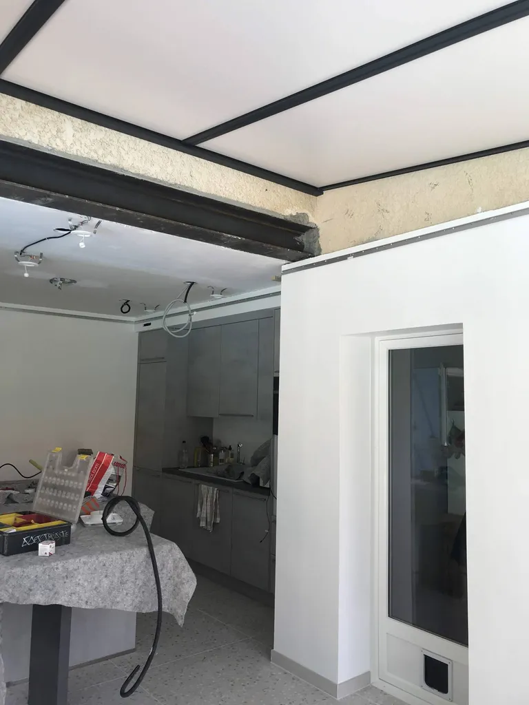 Mise en place lisse de fixation et branchement spots, chantier Cugnaux