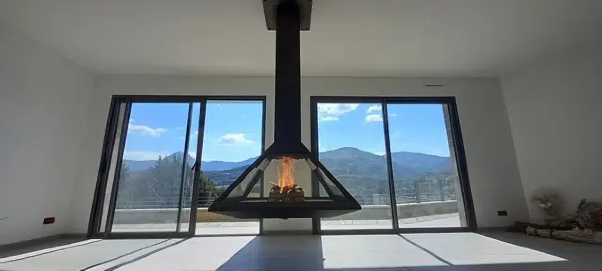 Cheminée suspendue JAVEA par Vyrosa