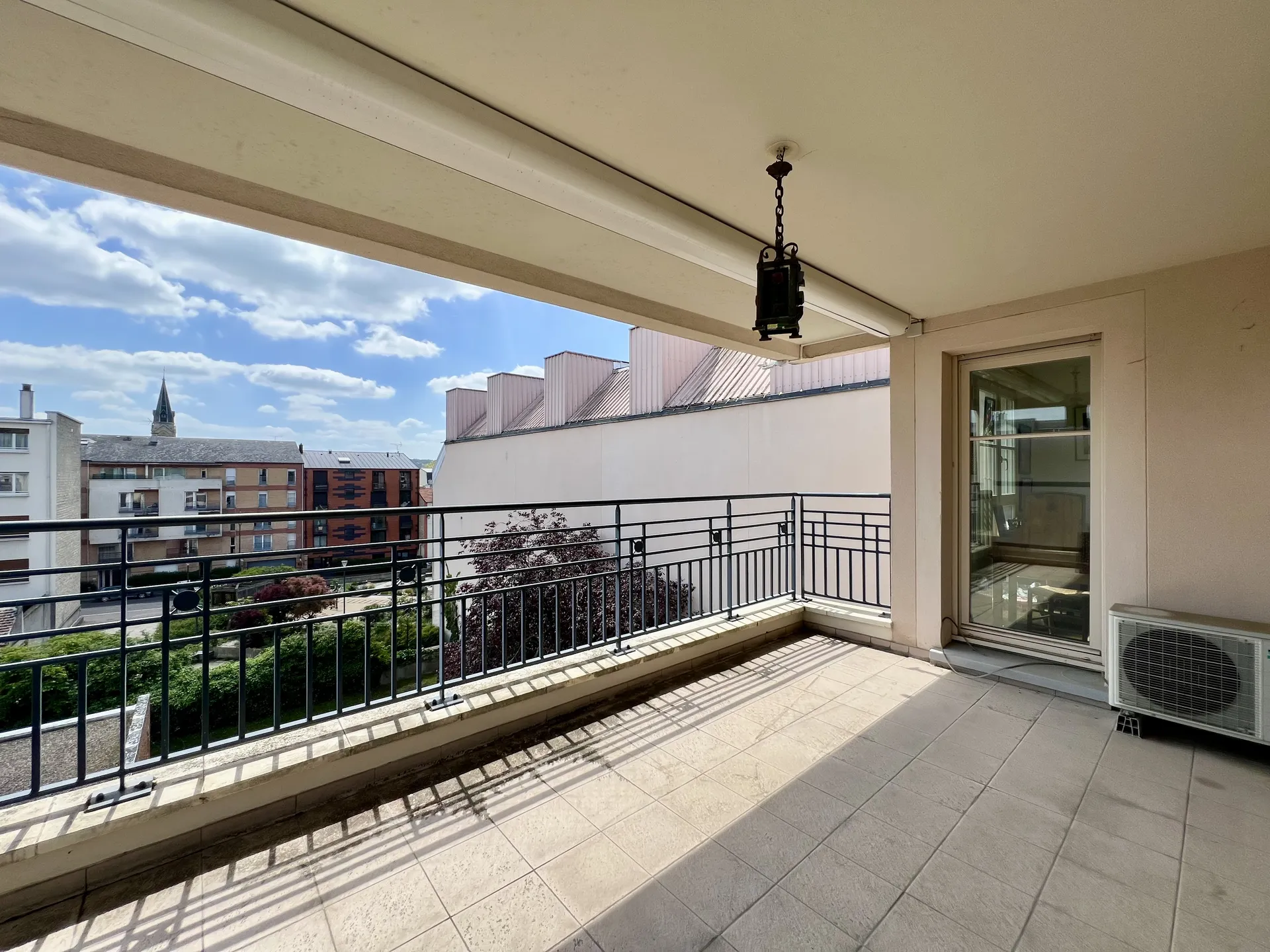A vendre appartement centre du Vésinet avec 2 chambres climatisation une jolie terrasse sans vis à vis parking double en sous sol et ascenseur