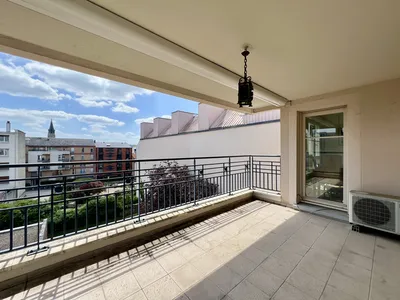 A vendre appartement centre du Vésinet avec 2 chambres climatisation une jolie terrasse sans vis à vis parking double en sous sol et ascenseur