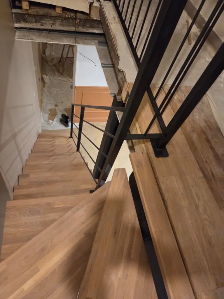 fabrication d’un escalier limon central droit avec marche en chênes vernis à vernaison proche de Lyon 