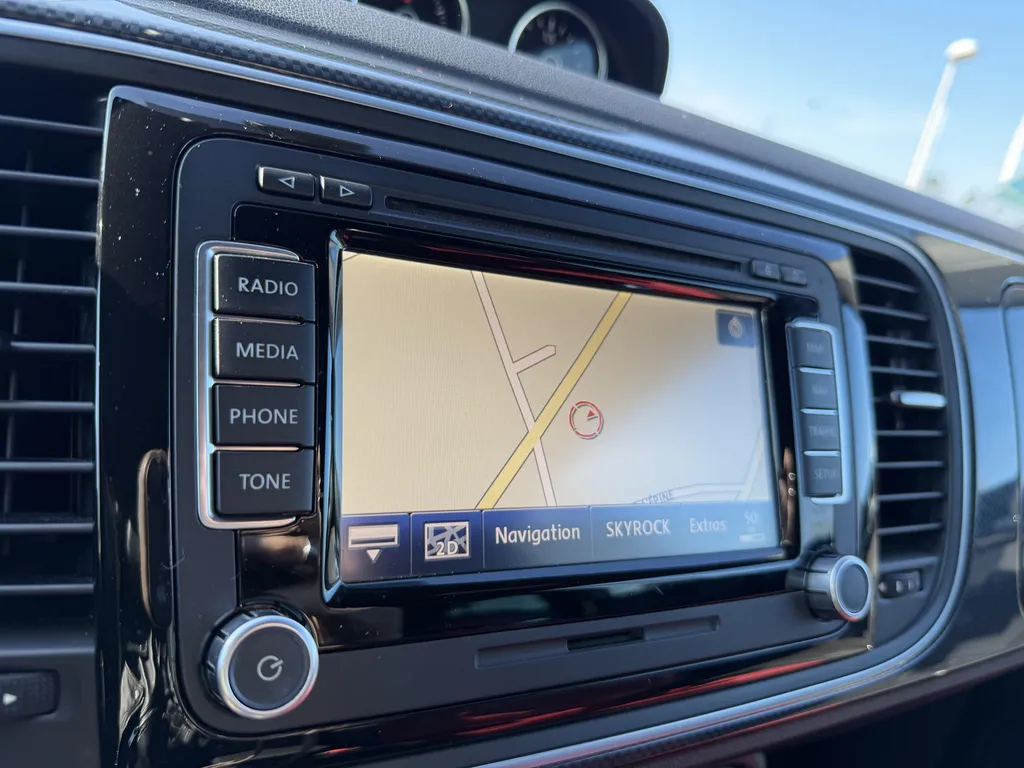 Volkswagen Coccinelle d'occasion à prix attractif chez votre garage Caudebec Auto proche du Havre, vente de voitures révisées en Normandie.