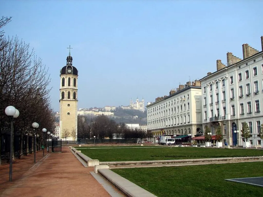 Location de tentes et chapiteau pour des événements en extérieur à Lyon Place Antonin Poncet