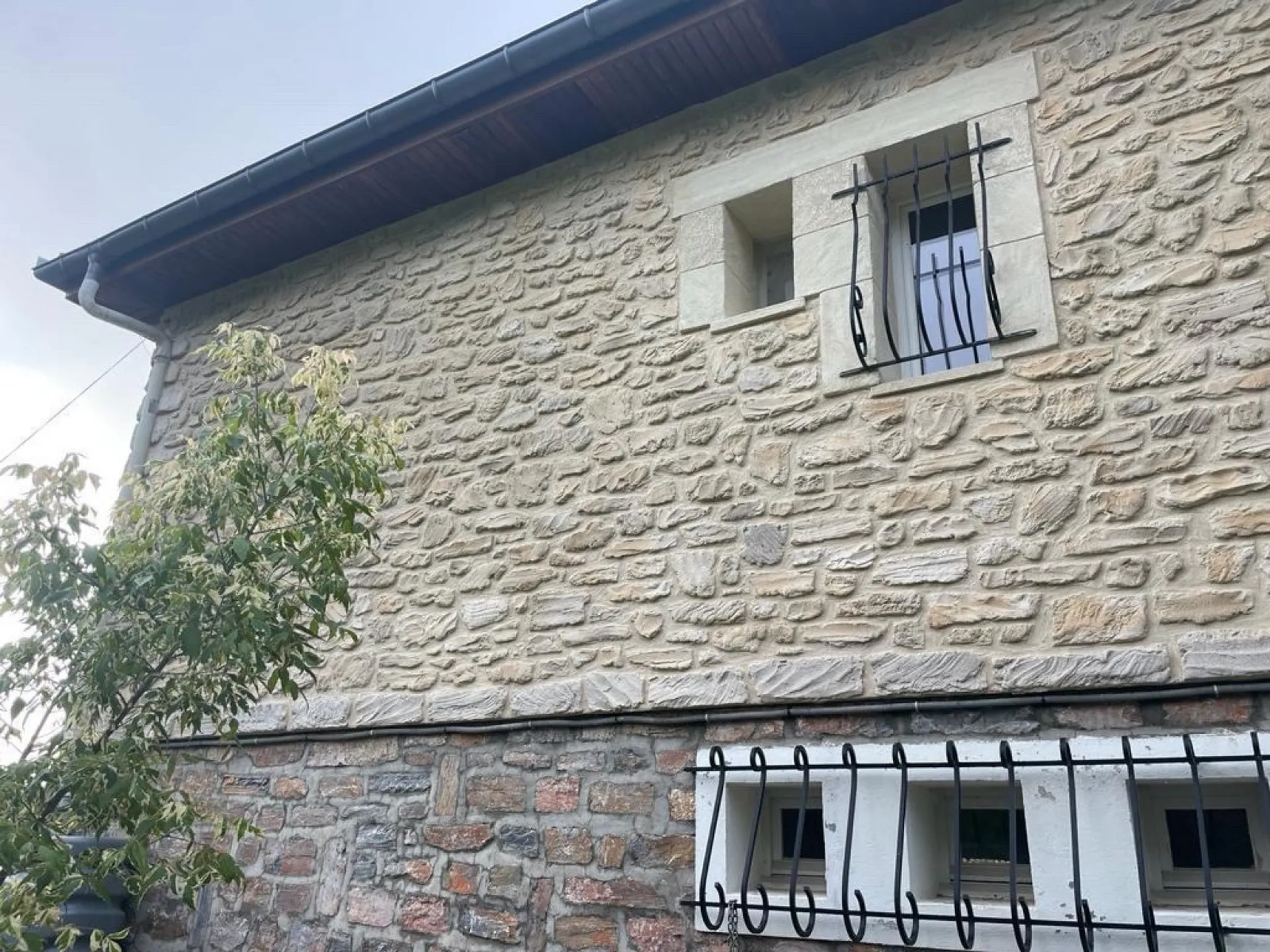 Ravalement de la surélévation avec des enduits à la chaux reconstituant la Pierre située à Mons la trivale entre Béziers et St Pons de Thomière 