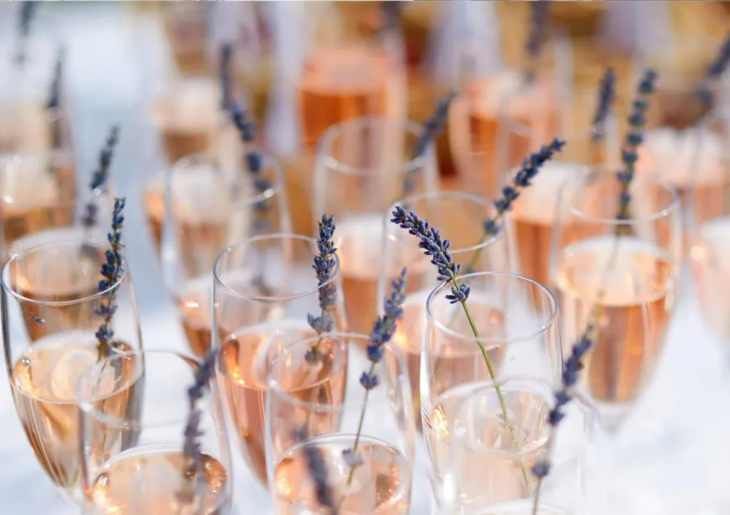 votre décoration de mariage sur mesure sur le thème de la lavande, votre Wedding Planner vous révèle ses idées et conseils !