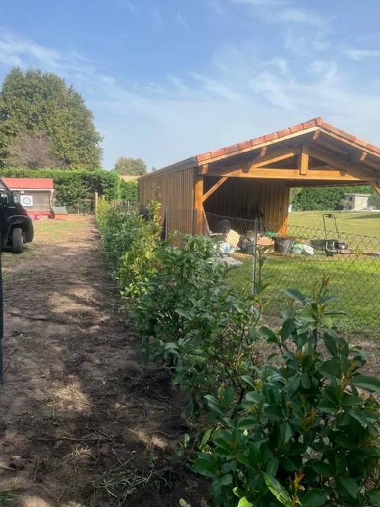 Transformation d’un espace extérieur avec une haie de Photinias par Evolution Paysage à Biscarrosse