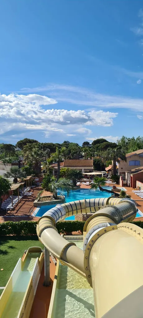 Camping 4 étoiles avec piscine chauffée en bord de mer proche de Sète à Vias