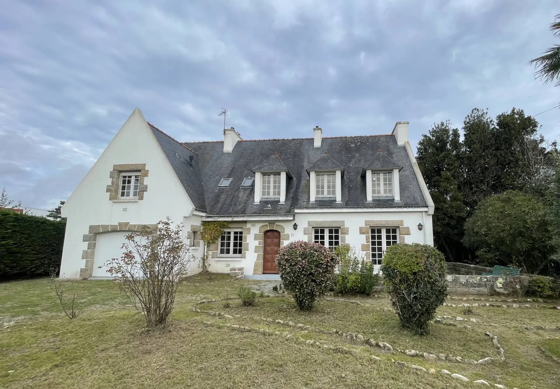 Entre bourg et plages, grande maison de 5 chambres.