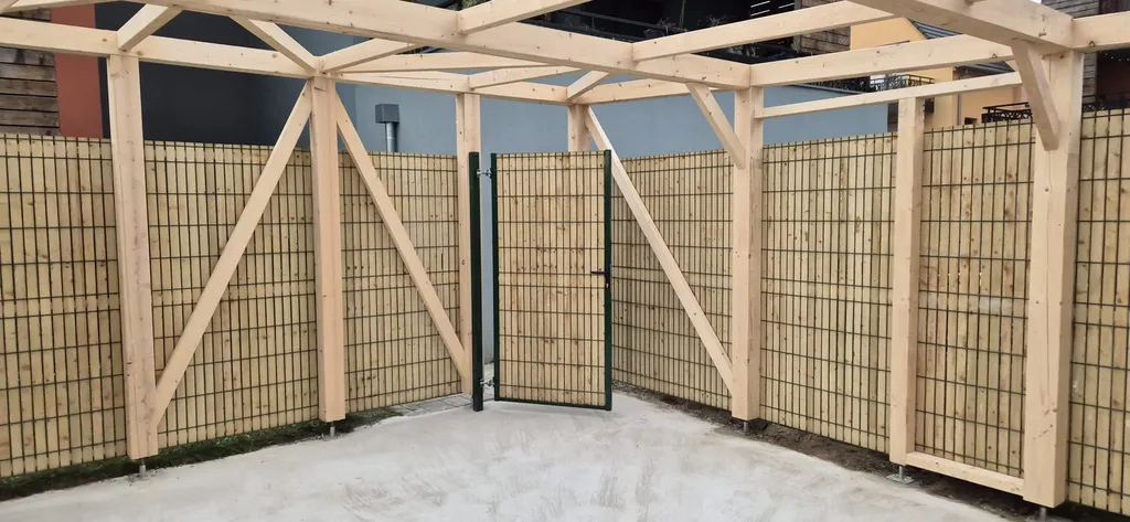 Conception d’un abri vélo avec clôture et toit pergola proche Obernai