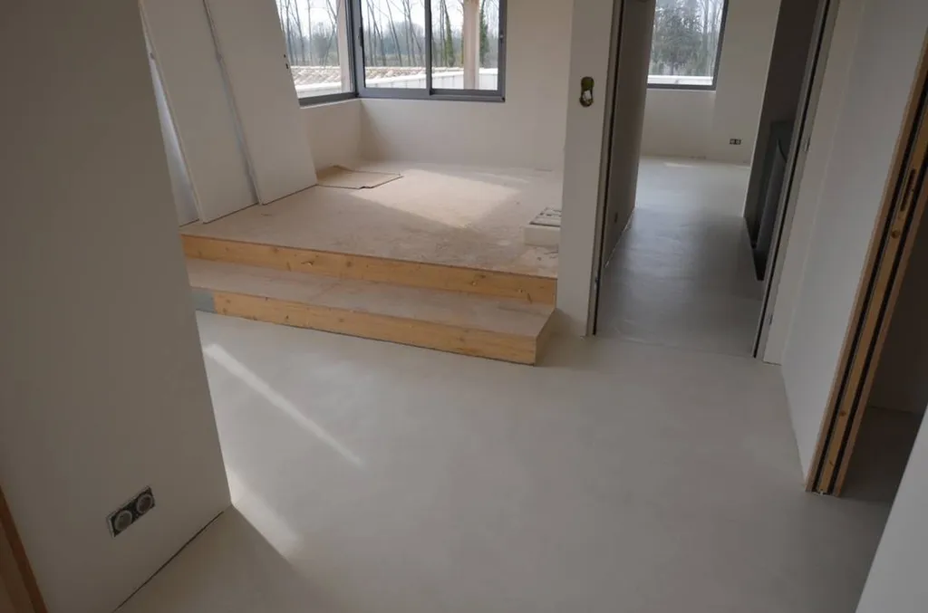 Pose professionnelle de béton ciré sur sol à La Môle dans le Var 83