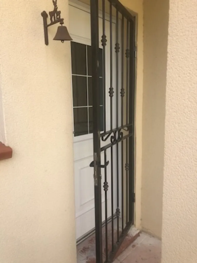 GRILLE DE PROTECTION ET DEFENSE AMOVIBLE OUVRANTE POUR PORTE FABRIQUEE SUR MESURE AIX EN PROVENCE MARSEILLE 13