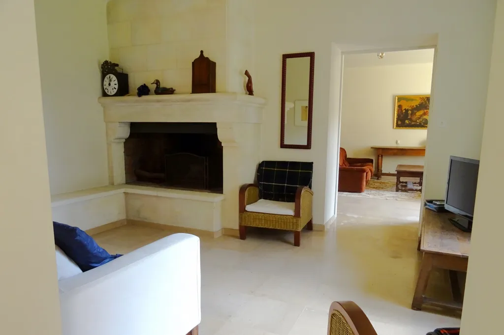 Proche de Villeneuve-lès-Avignon,   maison ancienne au charme Provençal avec piscine et tennis