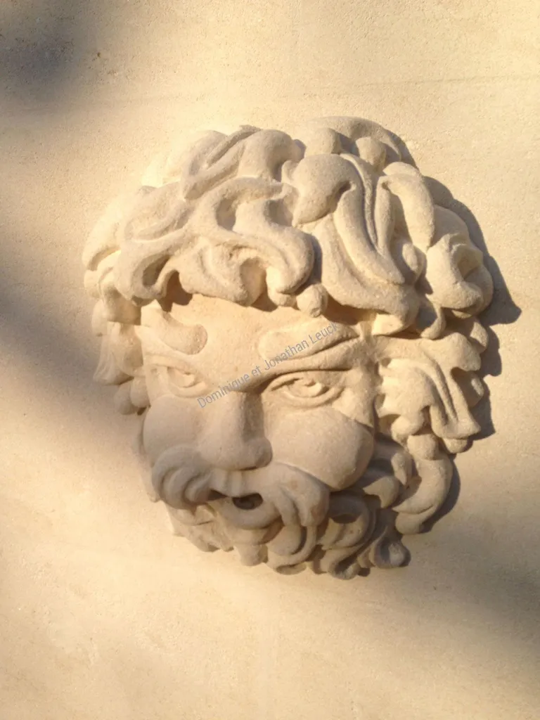 Fronton et bassin en pierre d'Estaillades