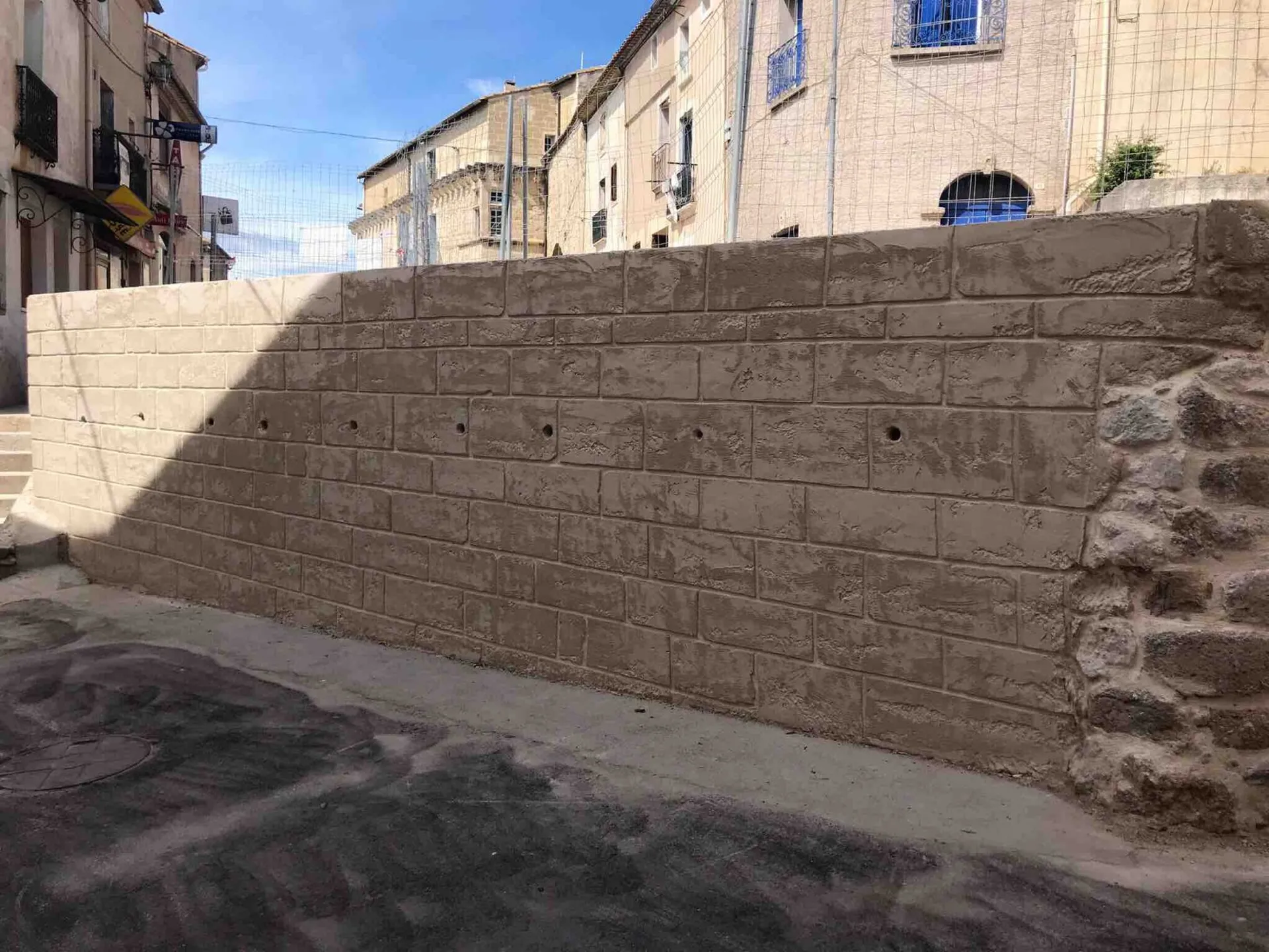 Réalisation d’un mur de soutenement en finition pierre de taille à Castelnau-de-Guers située entre Paulhan