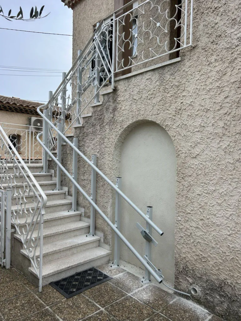 En position parking haut, seul le rail est présent  de cette plateforme oblique Lehner Stratos, dans un escalier extérieur près de Marseille