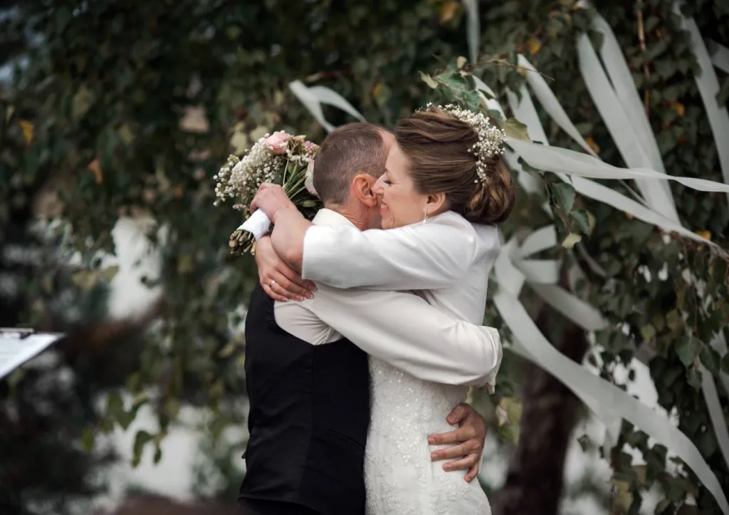 Votre agence de Wedding Planner haut de gamme en Nouvelle Aquitaine vous propose quelques idées de décorations d’une cérémonie laïque au thème blanc et doré : romantisme à l’américaine