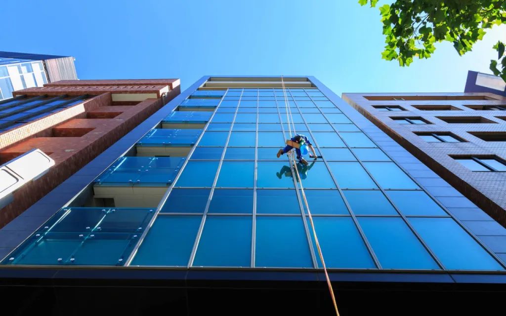 Nettoyage façade vitrée professionnelle pour immeubles de bureaux en zone urbaine à Albi