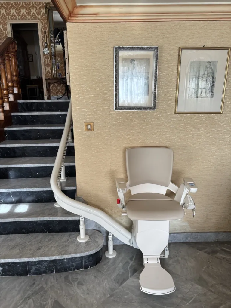 Oval’Access – Spécialiste des solutions d’accessibilité en région PACA pour professionnels & particuliers- ascenseur privatif, plateformes verticales ou obliques et fauteuil monte-escalier