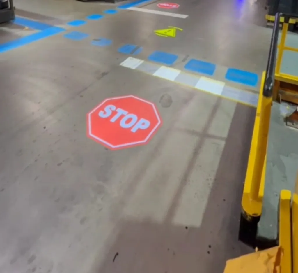 Sécurisation d'une zone à risques : installation de signalisation LED au sol sur un site industriel du secteur automobile à Sarreguemines proche de Metz Sécurisation d'une zone à risques : installation de signalisation LED au sol sur un site industriel du secteur automobile à Sarreguemines proche de Metz