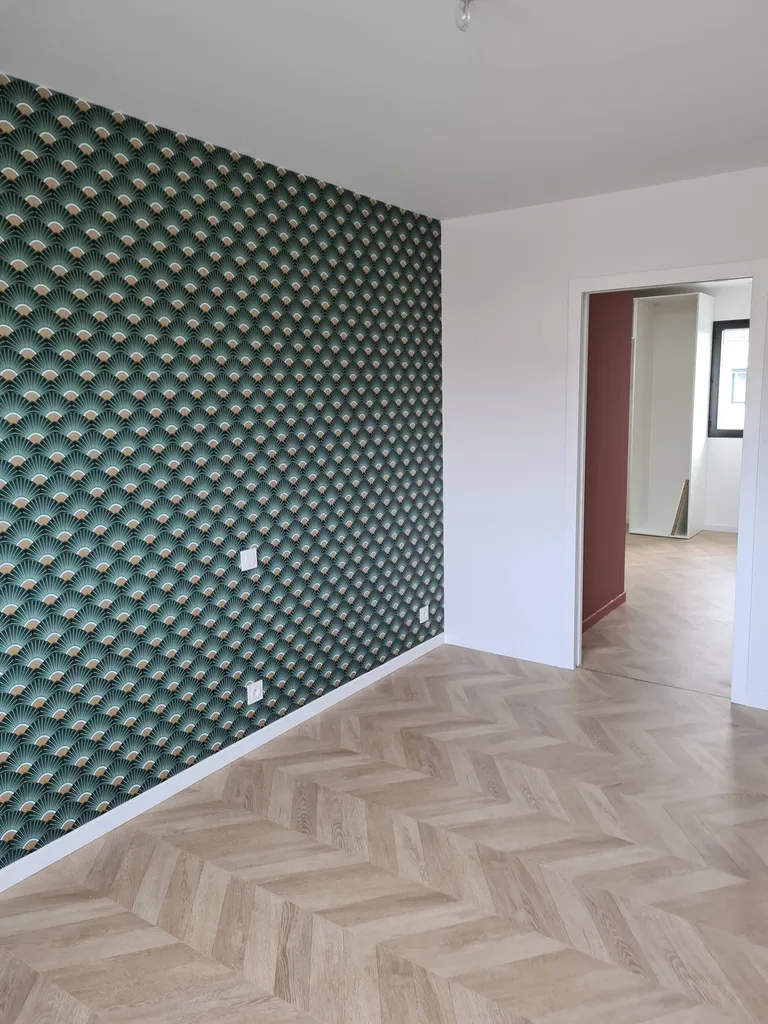 Pose d'un papier peint décoratif sur tête de lit à Talence à côté de Bordeaux
