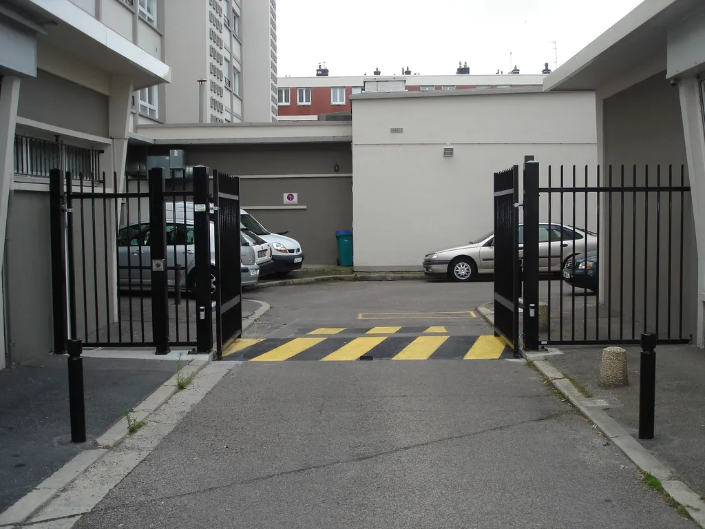 Installation de Portails Battants Motorisés pour Copropriété à Pont-l'Évêque dans le Calvados (14) à proximité de Deauville et Lisieux