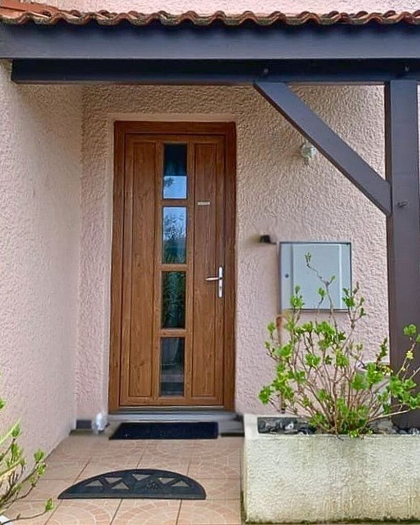 Pose d'une porte d'entrée en PVC imitation bois chêne doré BOUVET avec vitrage décoratif et serrure 5 points à Rive-de-Gier près de Saint-Chamond dans la Loire (42)