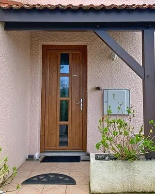 Pose d'une porte d'entrée en PVC imitation bois chêne doré BOUVET avec vitrage décoratif et serrure 5 points à Rive-de-Gier près de Saint-Chamond dans la Loire (42)