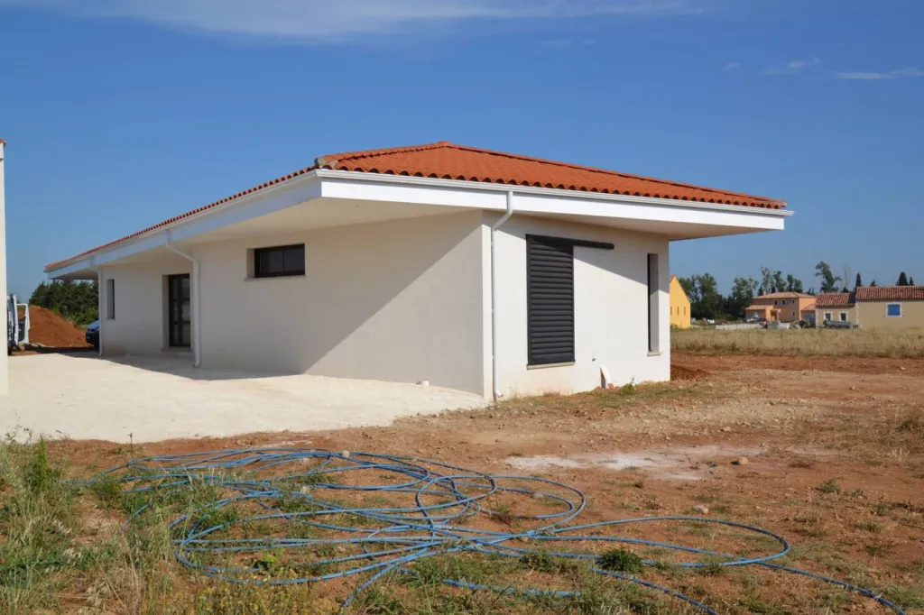Fabrication et installation de gouttières aluminium G325 couleur blanc à saint martin de crau (bouches du rhône)