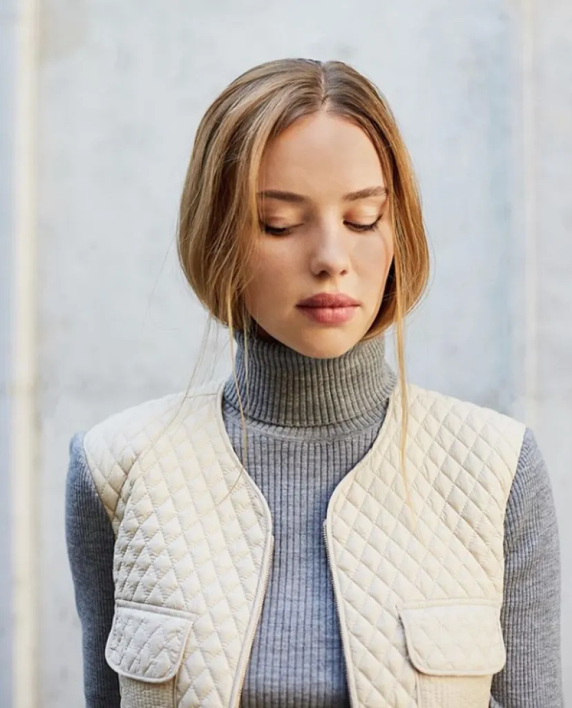 Paule Ka, des vêtements à élégance intemporelle et au chic Parisien, des lignes graphiques et sophistiquées, ce qui rend instantanément reconnaissable une silhouette Paule Ka.