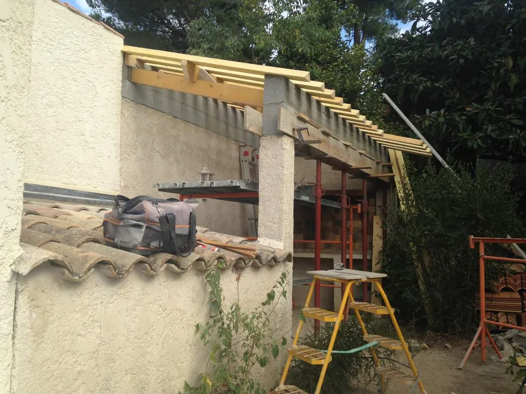 Construction d'un abri de jardin dans une villa à Salon de Pce