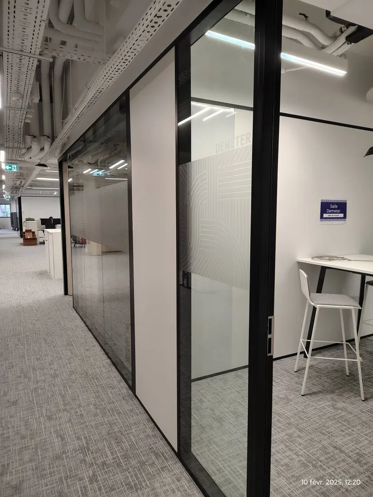 Pose d'une vitrophanie pour bureaux à Boulogne Billancourt