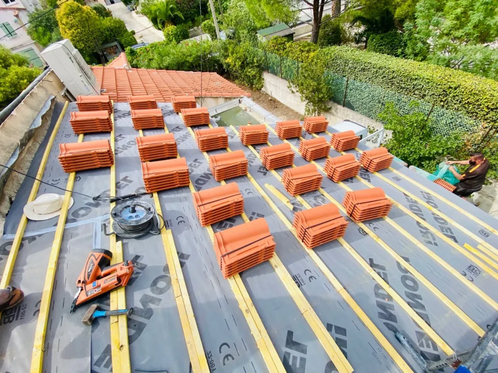 mise en place des tuiles sur aix en provence