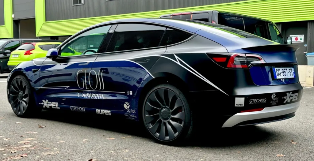 Tesla model 3 Performance personalisation avec film de protection traitement céramique et marquage publicité