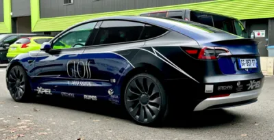 Tesla model 3 Performance personalisation avec film de protection traitement céramique et marquage publicité