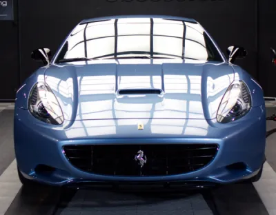 Pose de film XPEL sur Ferrari California décapotable réalisée dans le secteur de Lorient.