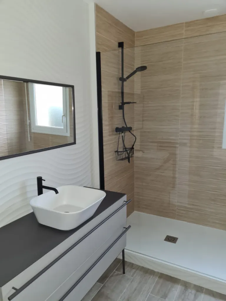 Installateur salle de bains clé en main Bolbec : Rénovation avec douche à l'italienne, carrelage, chauffage connecté, faïence et revêtement de sol