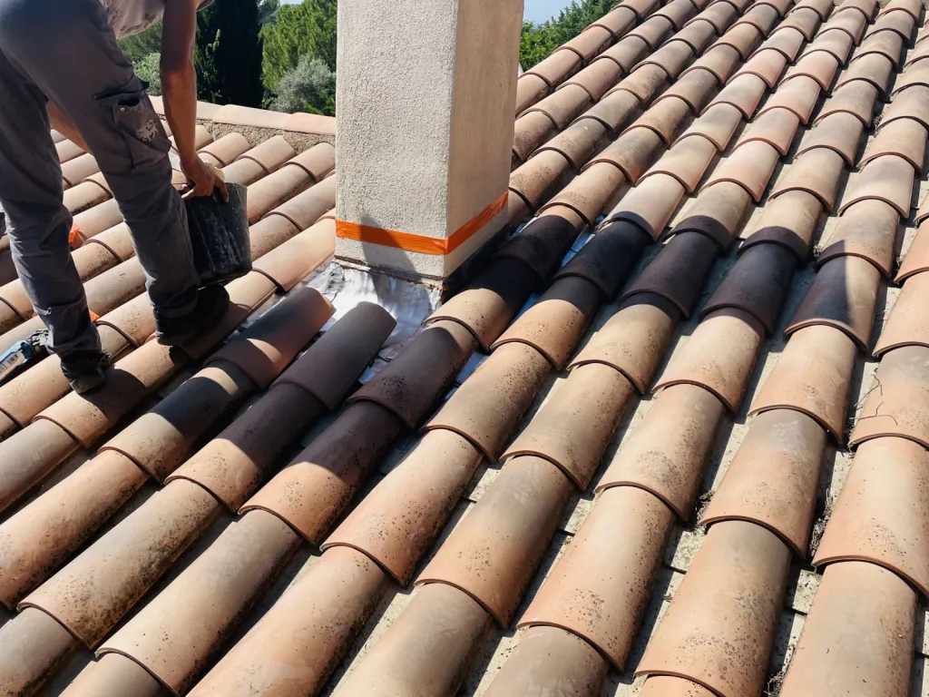 Changement d’une étanchéité de Cheminée d’une toiture de maison sur Venelles 13770 près de Aix en Provence