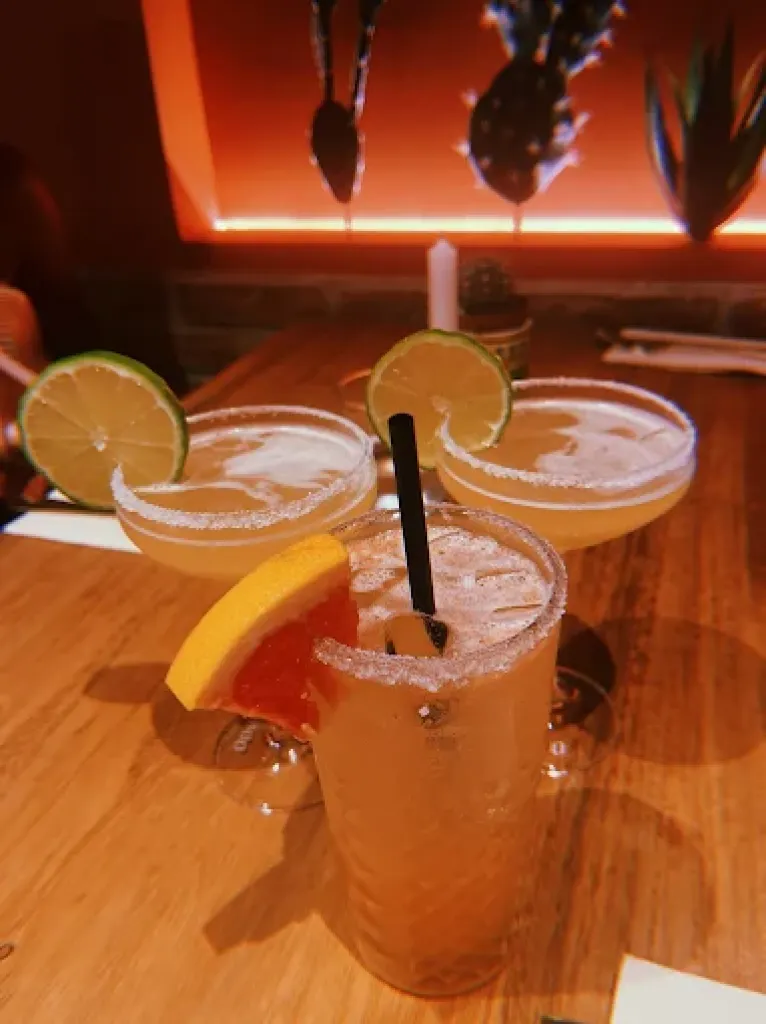 ou boire un cocktail avec ambiance festive au vieux Nice